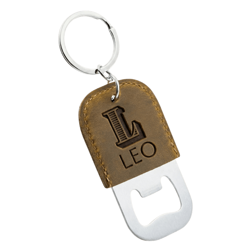 Porte clé personnalisé en cuir gris et acier inoxydable argent avec décapsuleur intégré et prénom grav.