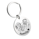 Porte clé personnalisé rond en acier inoxydable argent, photo de famille transformée en dessin et texte gravé au recto.