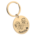 Porte clé personnalisé rond en acier inoxydable doré, photo de famille transformée en dessin et texte gravé au recto.